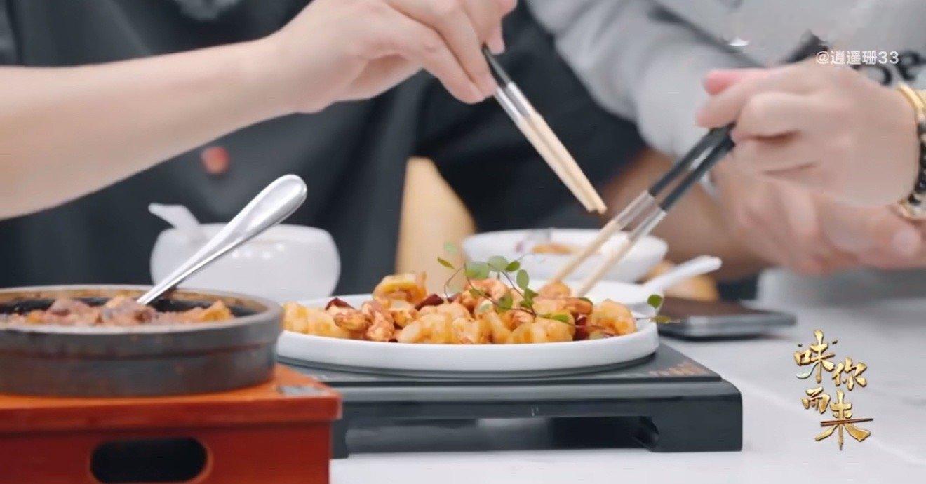 男艺人为了美食能有多没出息味你而来真实上演“美食面前无偶像”，符龙飞啃饼蘸汤，许