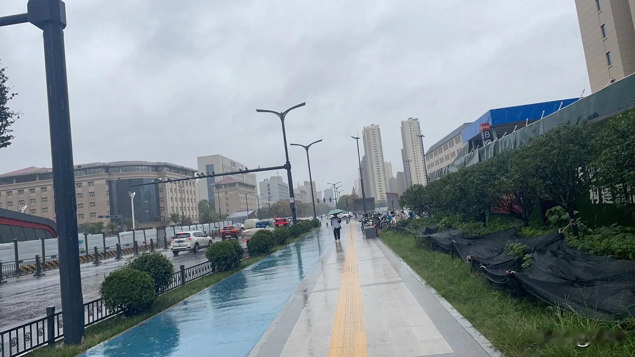 【七律•残暑秋分秋雨消】
残暑秋分秋雨消，嫩芽新洗色尤娇。
梧桐作鼓风声奏，黛瓦