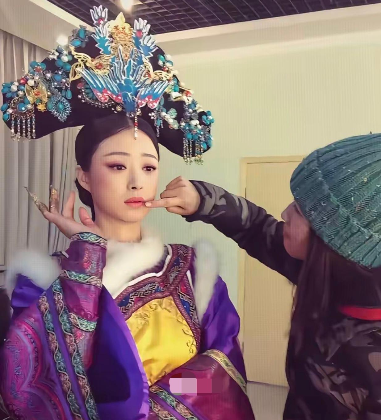 想要演华妃得有两个显著的特点，
你知道是什么吗？
有一次韩红和蒋欣一起做客一个访
