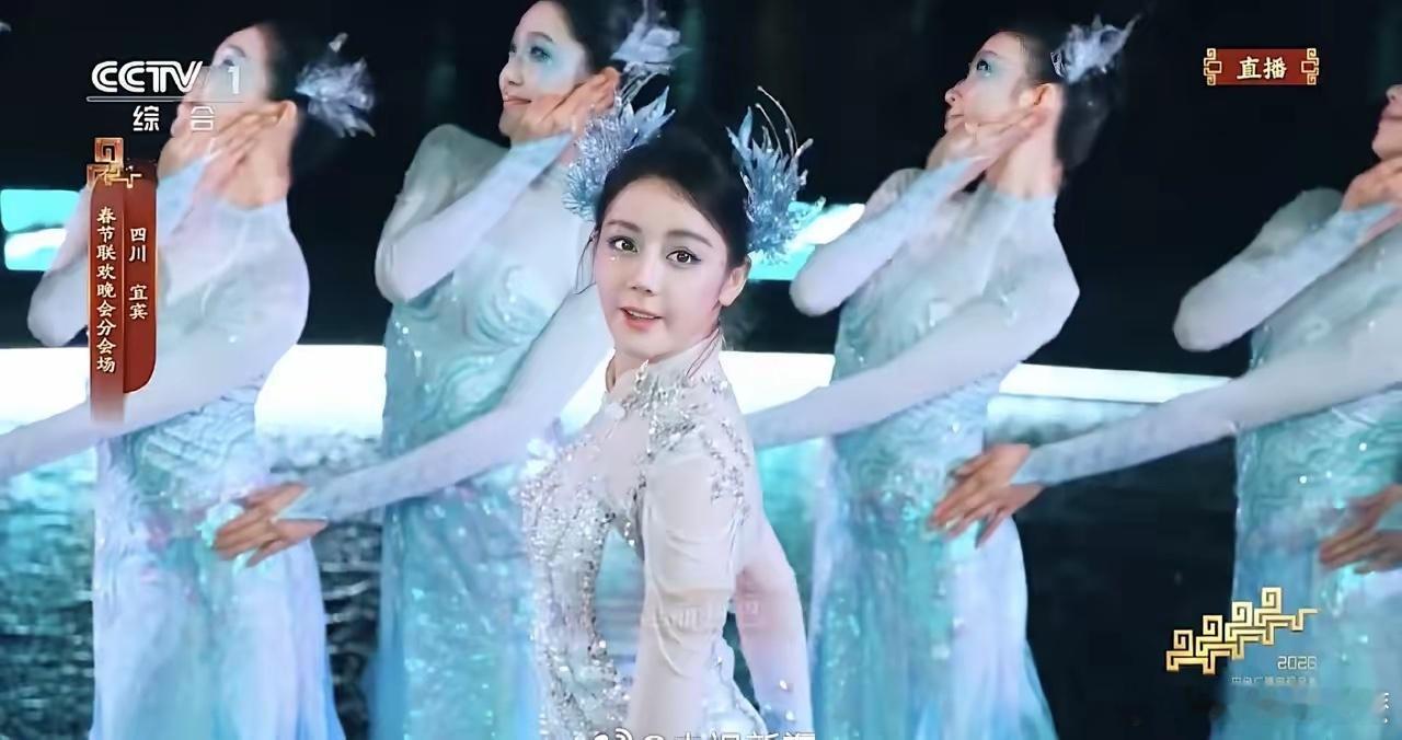 谁给迪丽热巴化的妆 谁给迪丽热巴化的妆，其实早就不是秘密。一直跟她深度合作的，就