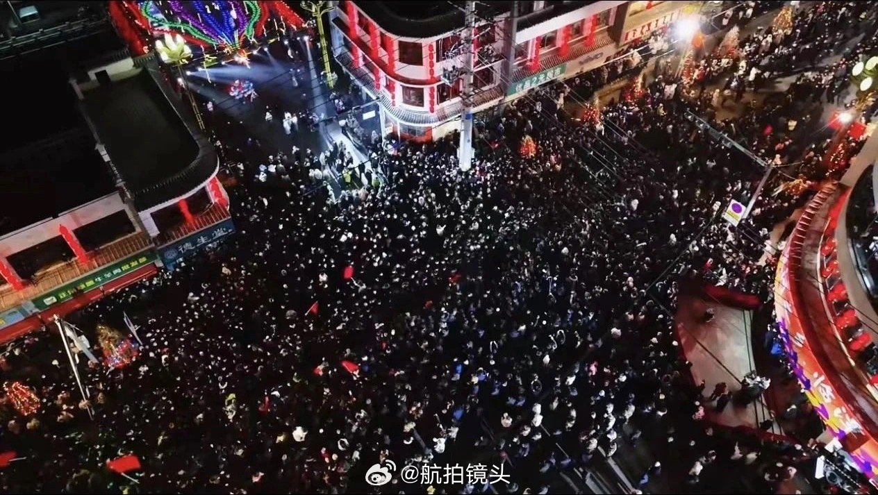 一根绳牵动一座城  万人扯绳进行时，现场气氛嗨爆了！万人扯绳进行时，现场气氛嗨爆