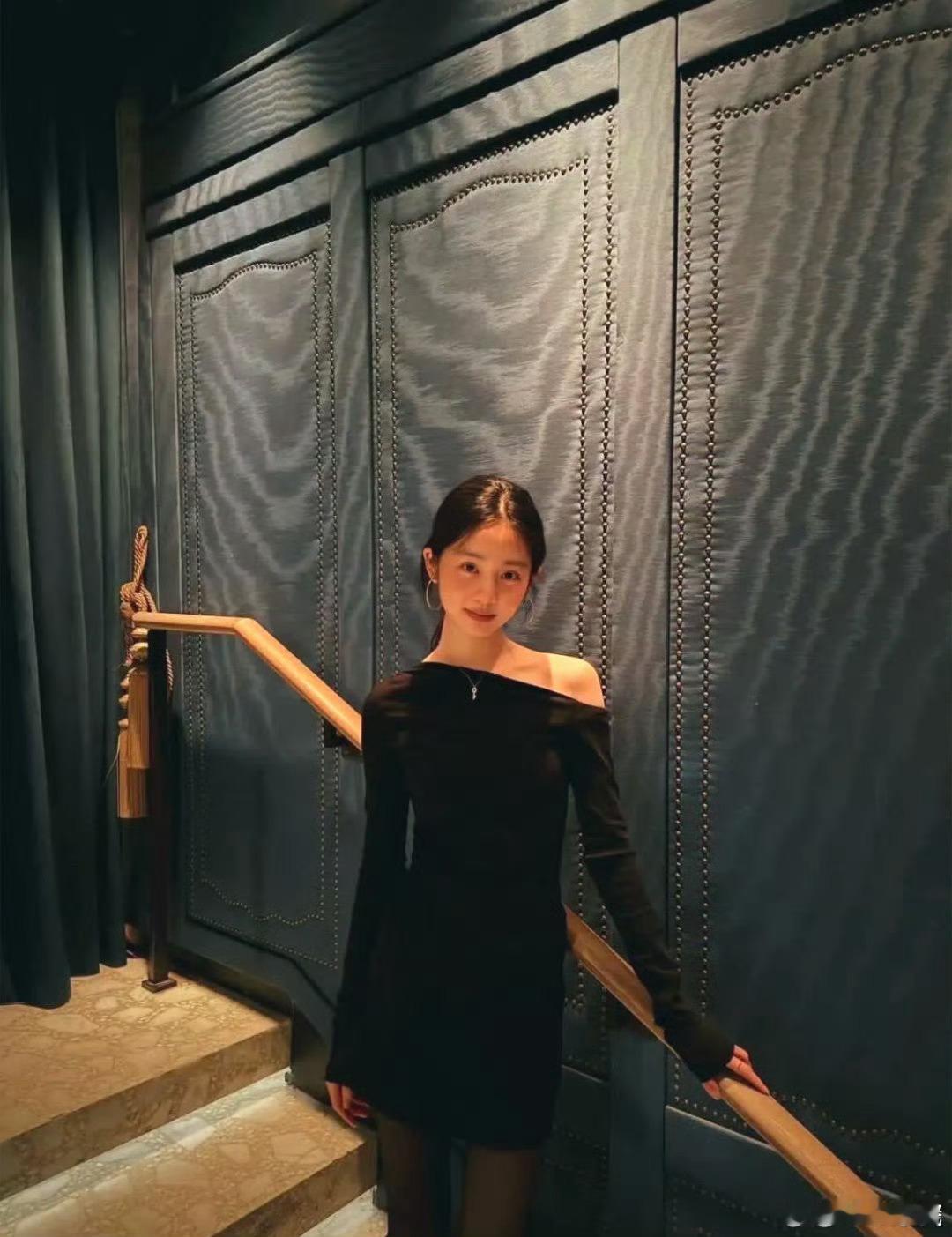 黄多多斜肩裙太惊艳啦😍 曾经的小丫头已出落成亭亭少女。斜肩黑裙简约优雅，她气质