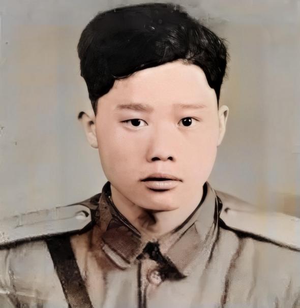 1951年1月28日，志愿军战士潘天炎因为生理需要去附近的草丛解决，却意外发现阵