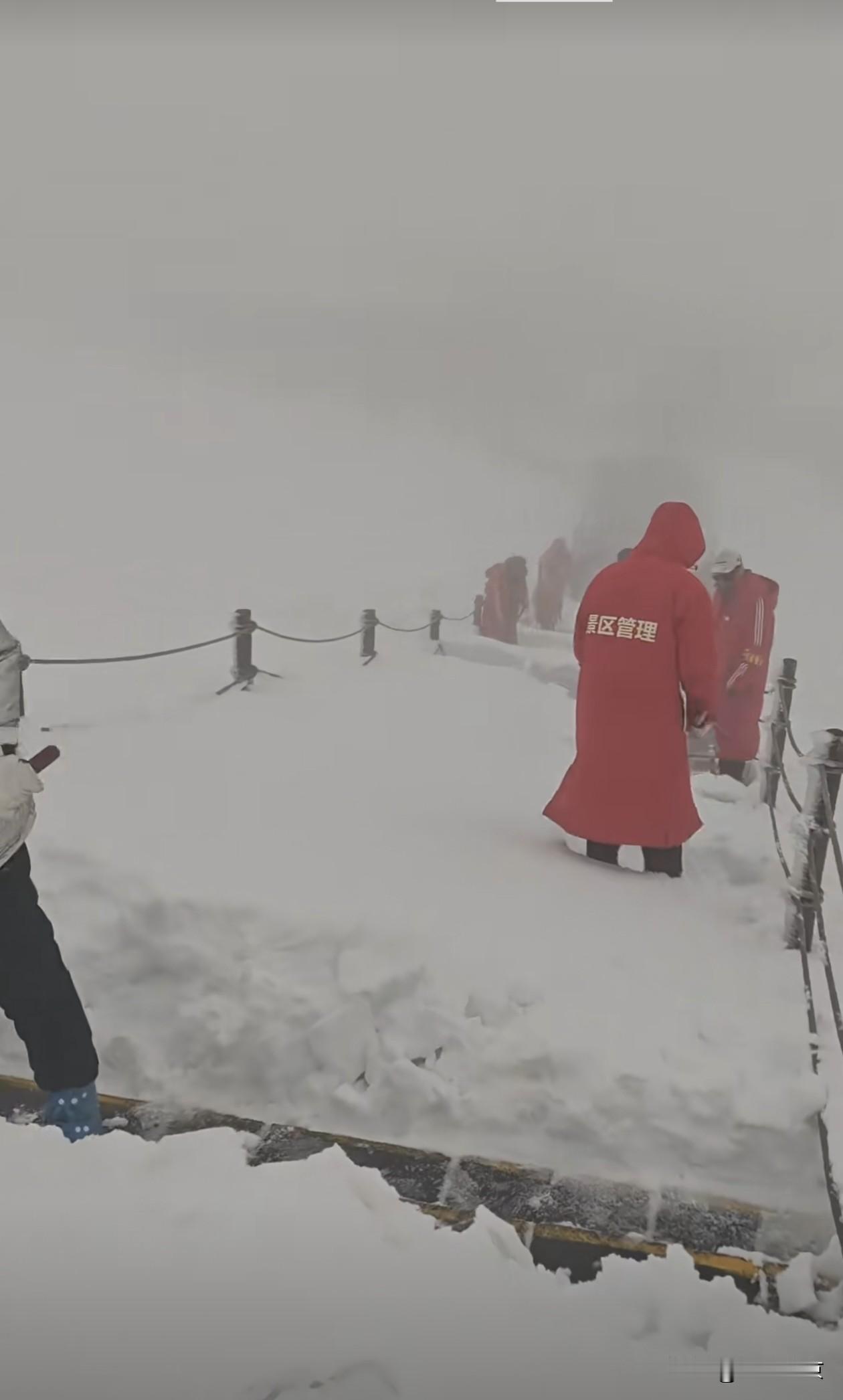 六月飞雪长白山，风雪里的守护最动人！
 
当全国多数地方被盛夏的热浪裹挟，吉林长