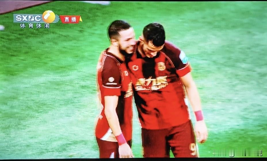 陕西联合完全有能力冲超。
      昨晚陕西联合在主场3：1大胜中甲排名第三的