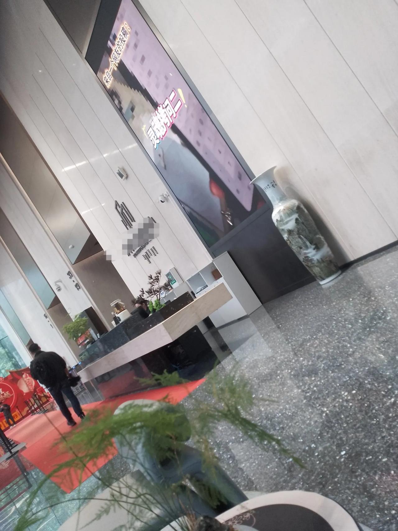 职场写字楼大堂惊现这么一个宝贝：远古时代的青花瓷，这种高逼格的老古董置放在进进出