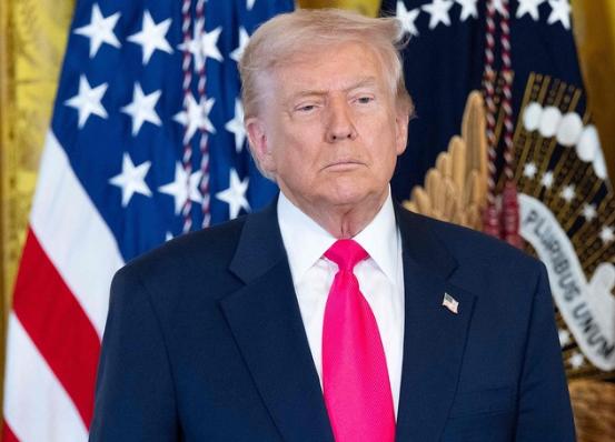 特朗普比谁都清楚，总统任期只有短短的四年时间，他再怎么努力，国内经济也是难有起色