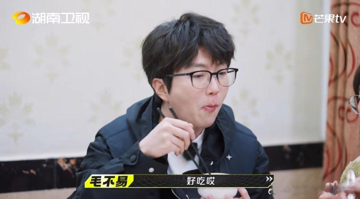 #毛不易干饭否定的头肯定的手# 毛不易有点自制力但不多[笑cry]面对这么好吃的