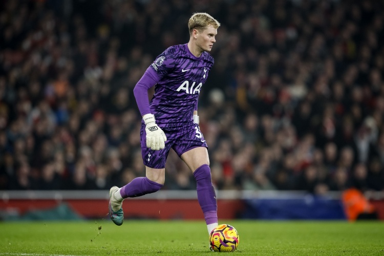 #热刺门将15分钟丢3球创纪录#欧冠淘汰赛1/8决赛首回合比赛，金斯基担任热刺首