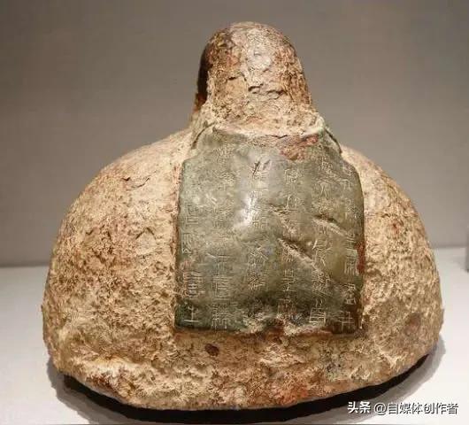 一枚深埋地下两千多年的铁秤砣，竟藏着秦始皇一统天下的关键密码。这件看似不起眼的文