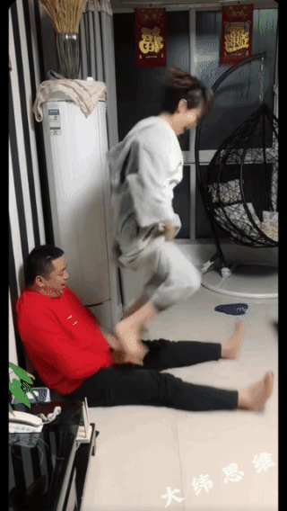 男人的本能，
先保住命根子再说！