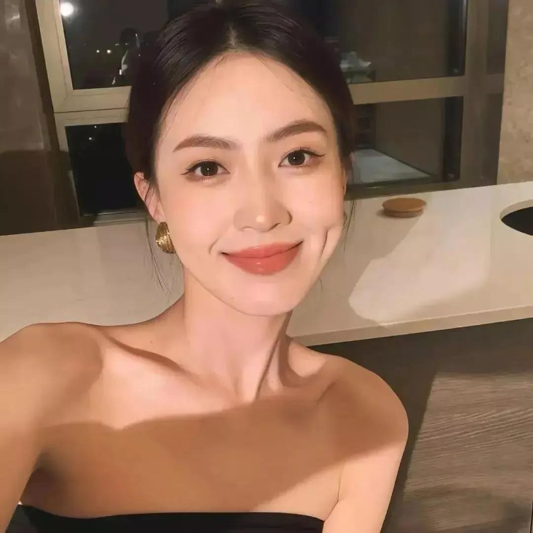 夜晚的温馨自拍，金色耳环点缀，尽显优雅气质。棕色耳环 酒红色丝绒耳环 红色耳饰 