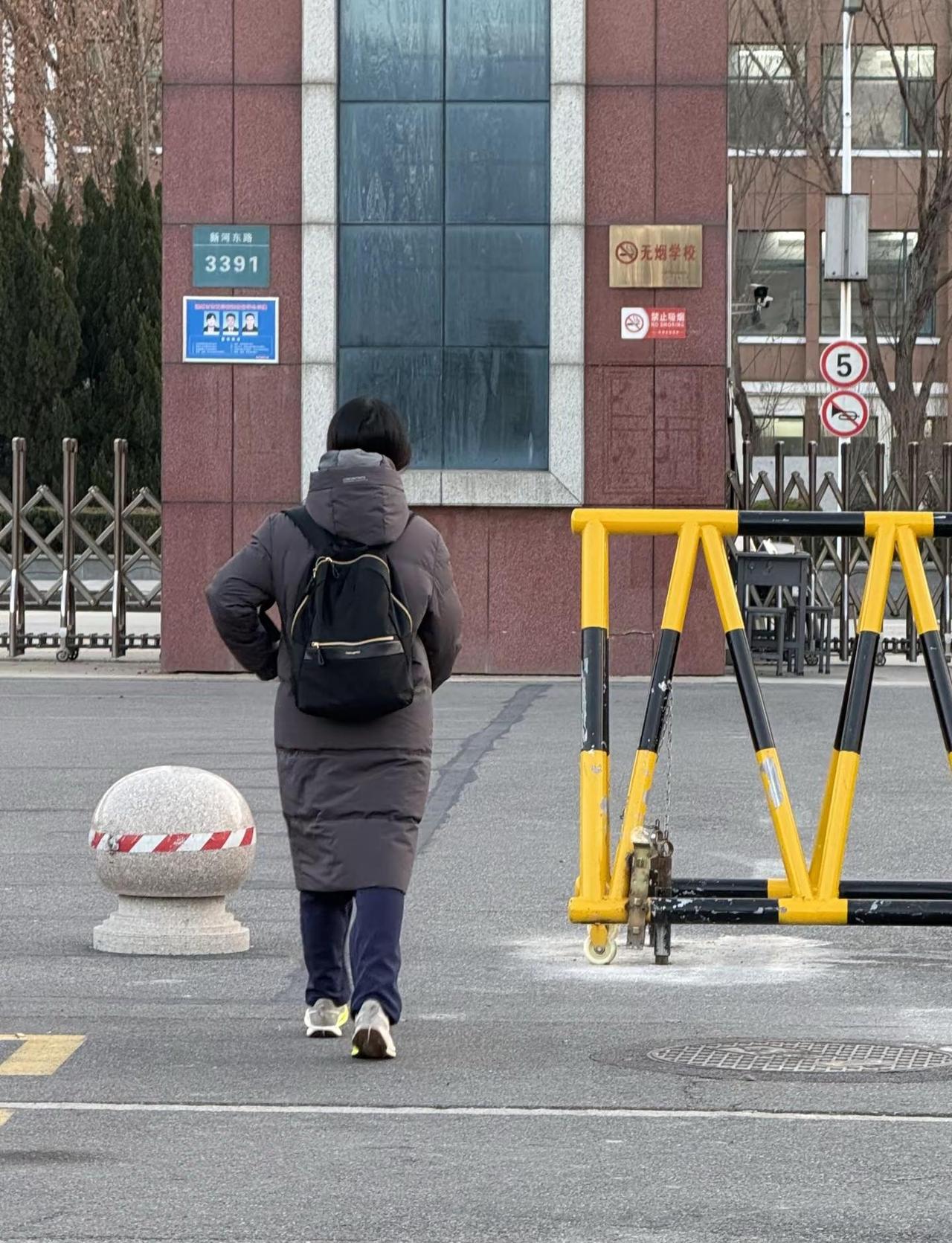 微微一笑 明天分班考 说嘛都听不懂了 😉 晚上也没睡好😂😂好吧，下午回来睡