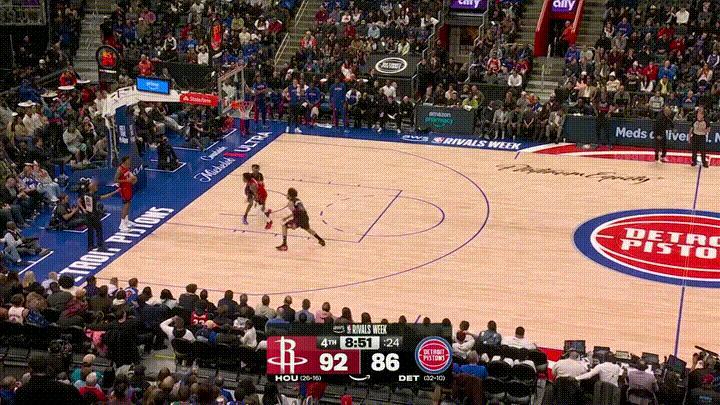 火箭超级巨星申京真是太残暴了！在今天进行的火箭和活塞的比赛中，当时比赛进行到了第