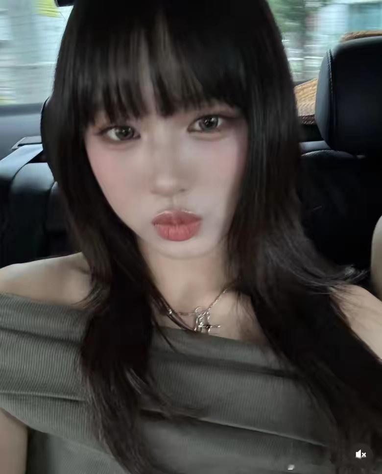 #汪峰女儿小苹果韩国度假##汪峰女儿小苹果身材# 汪峰女儿小苹果韩国度假，真的好