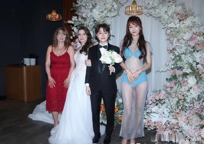 《落跑甜心》女主郑靓歆补办婚礼，最惹人注目的是亲妈，穿着蓝色比基尼透视装，秀出好