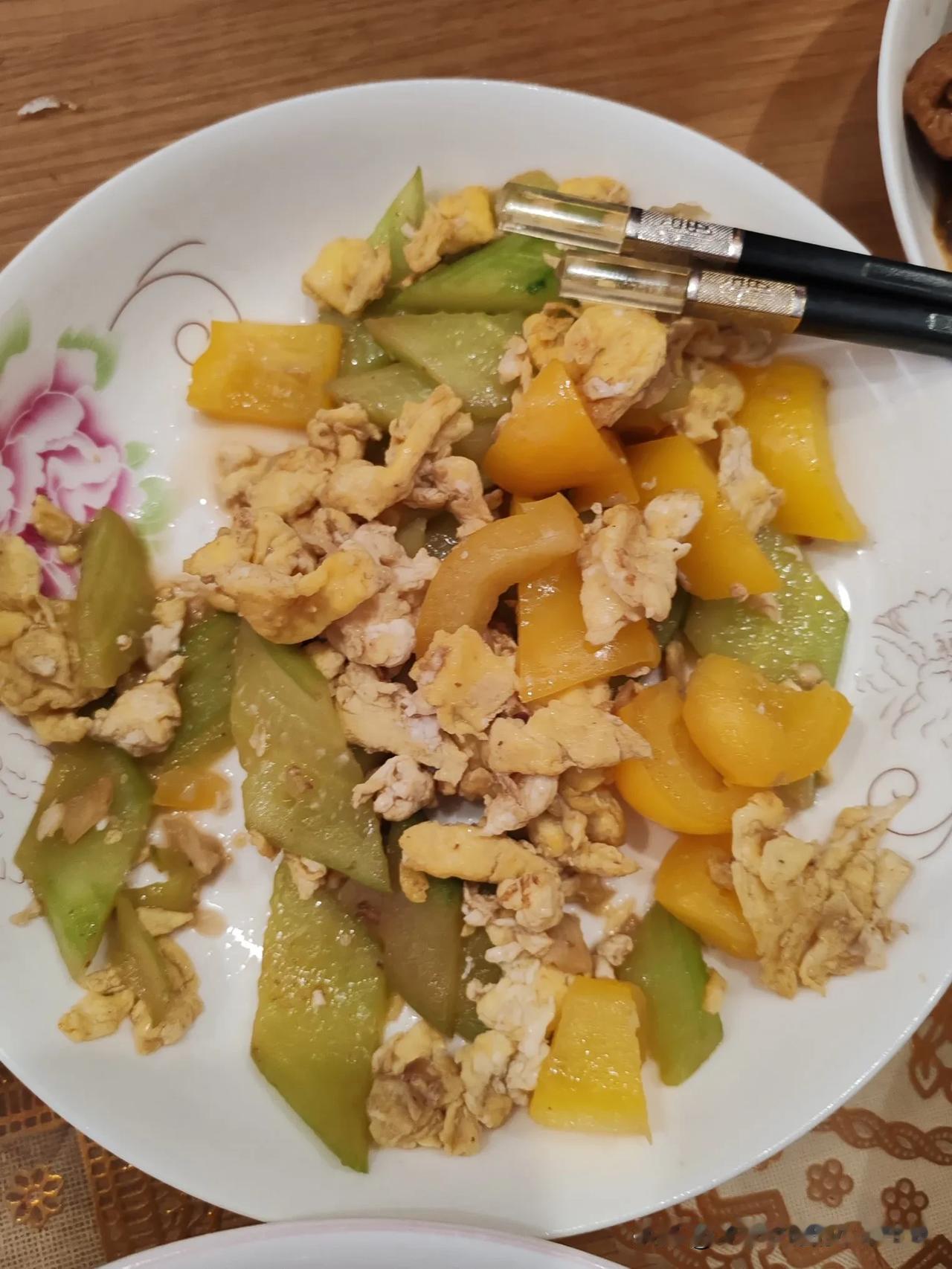 黄瓜，彩椒，炒鸡蛋，
健康美味！