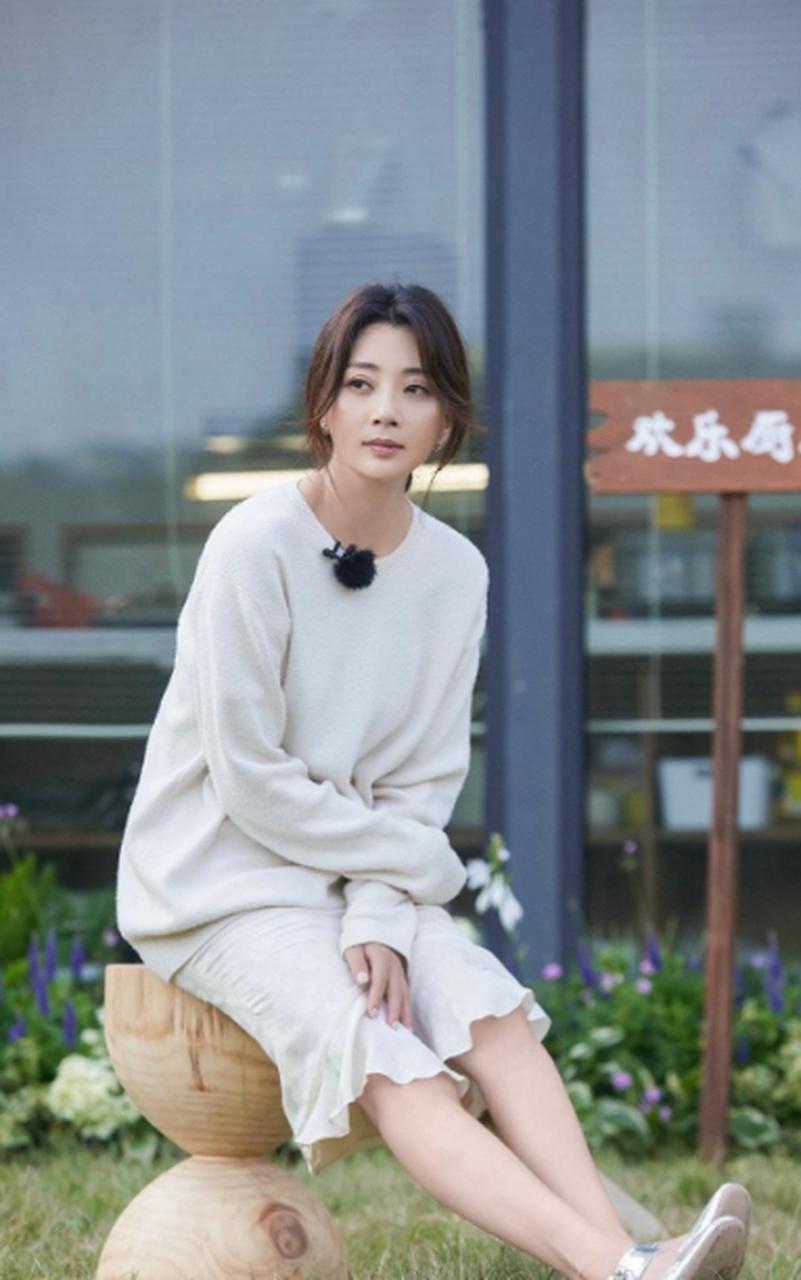 演员殷桃说：“当初我接到《人世间》剧组的邀约，让我出演郑娟，我看剧本时，发现了一