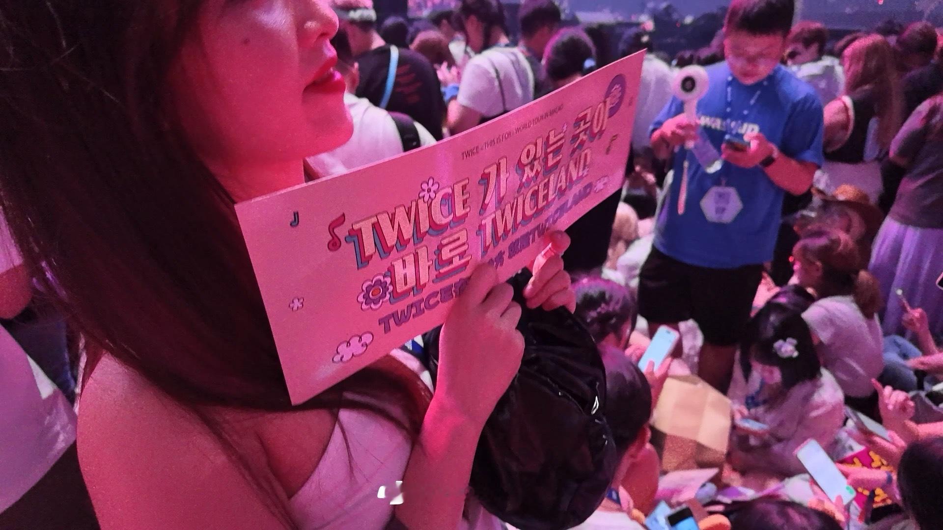 我说我只看一次演唱会骗你的我看了twice ​​​