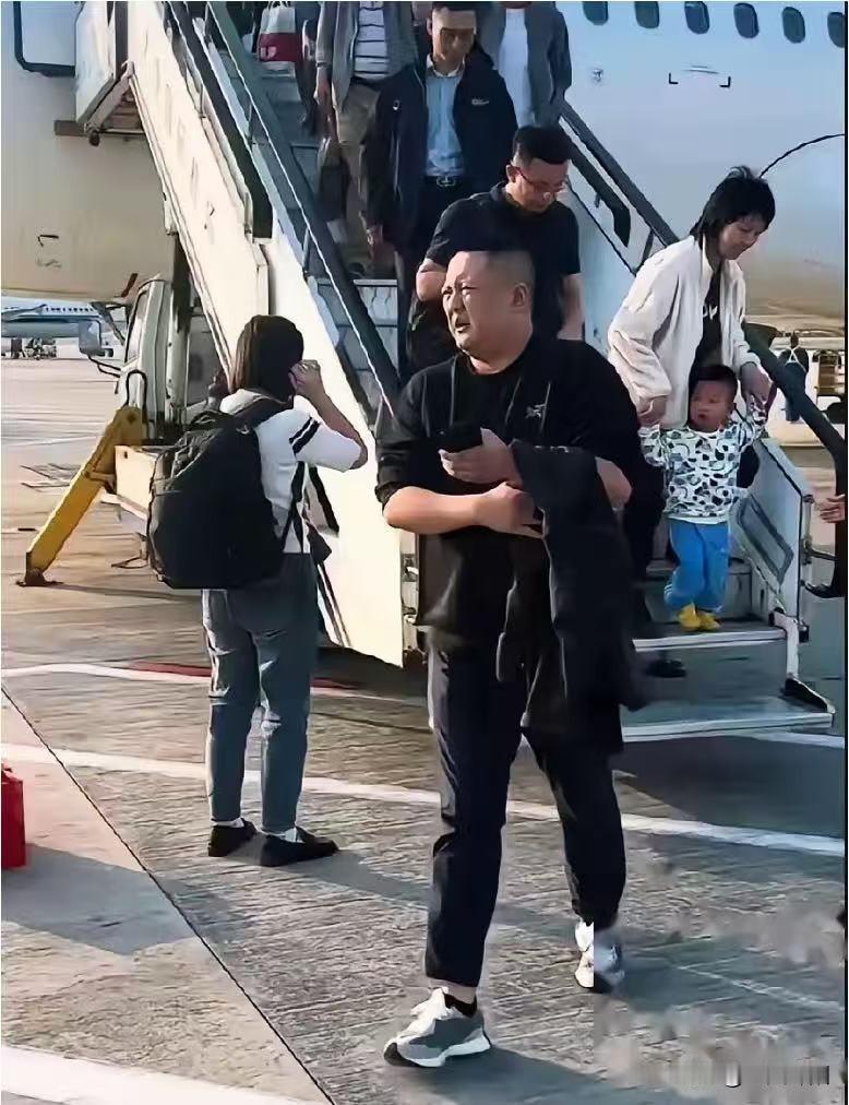 完了，公司被扒就麻烦了，
不少网友认为欧某任职的公司大概率会考虑开除他，这件事带