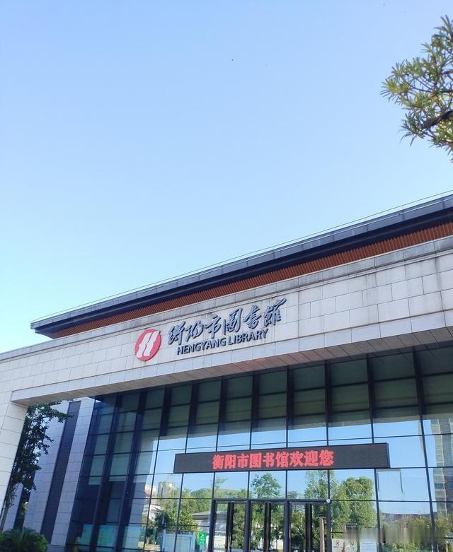 清华大学红本本的杨国清揭书画展黑幕。
“凡掏钱上书画展都不是真货色，书画展请来不