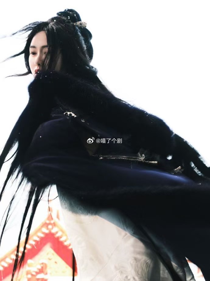 唐嫣清冷肃穆国风大片 唐嫣释出国风魂，长衫披风舞雪尘，清冷肃穆情更真；红衫金袍战