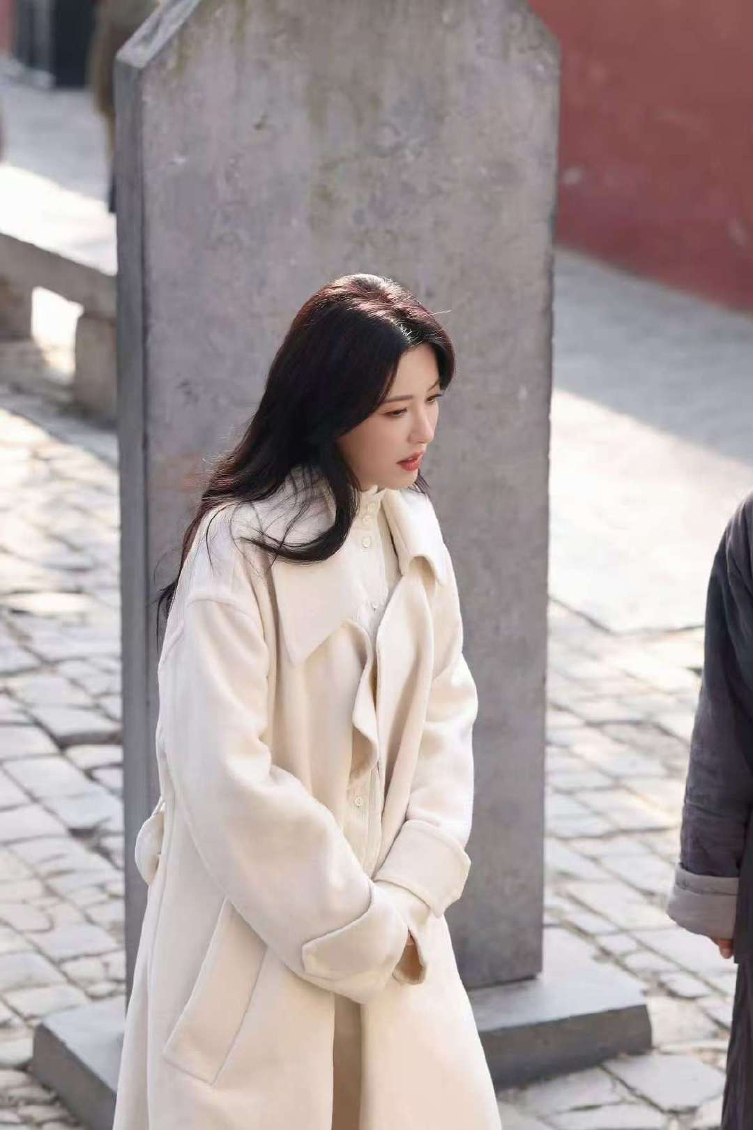 网友少林寺偶遇曾黎  在这个充满禅意的寺庙，偶遇曾黎姐姐，仿佛看到了古代美女穿越