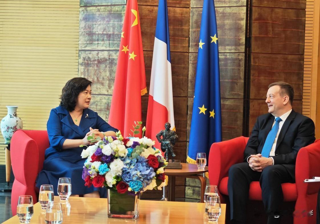 大家心心念念的华姐又上线了，华姐近日现身法国驻华大使馆，参加国庆日招待会，现场嘉