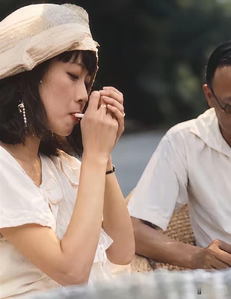 从末代皇帝溥仪的穿着来看已经完全接受了西化，但是很可惜在风雨飘摇中溥仪缺乏力挽狂