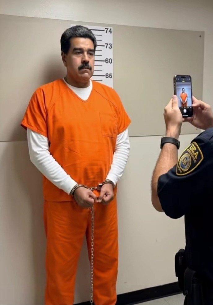 一个在南美当总统的风云人物，突然就被美军从自家首都带走，关进纽约布鲁克林的拘留中