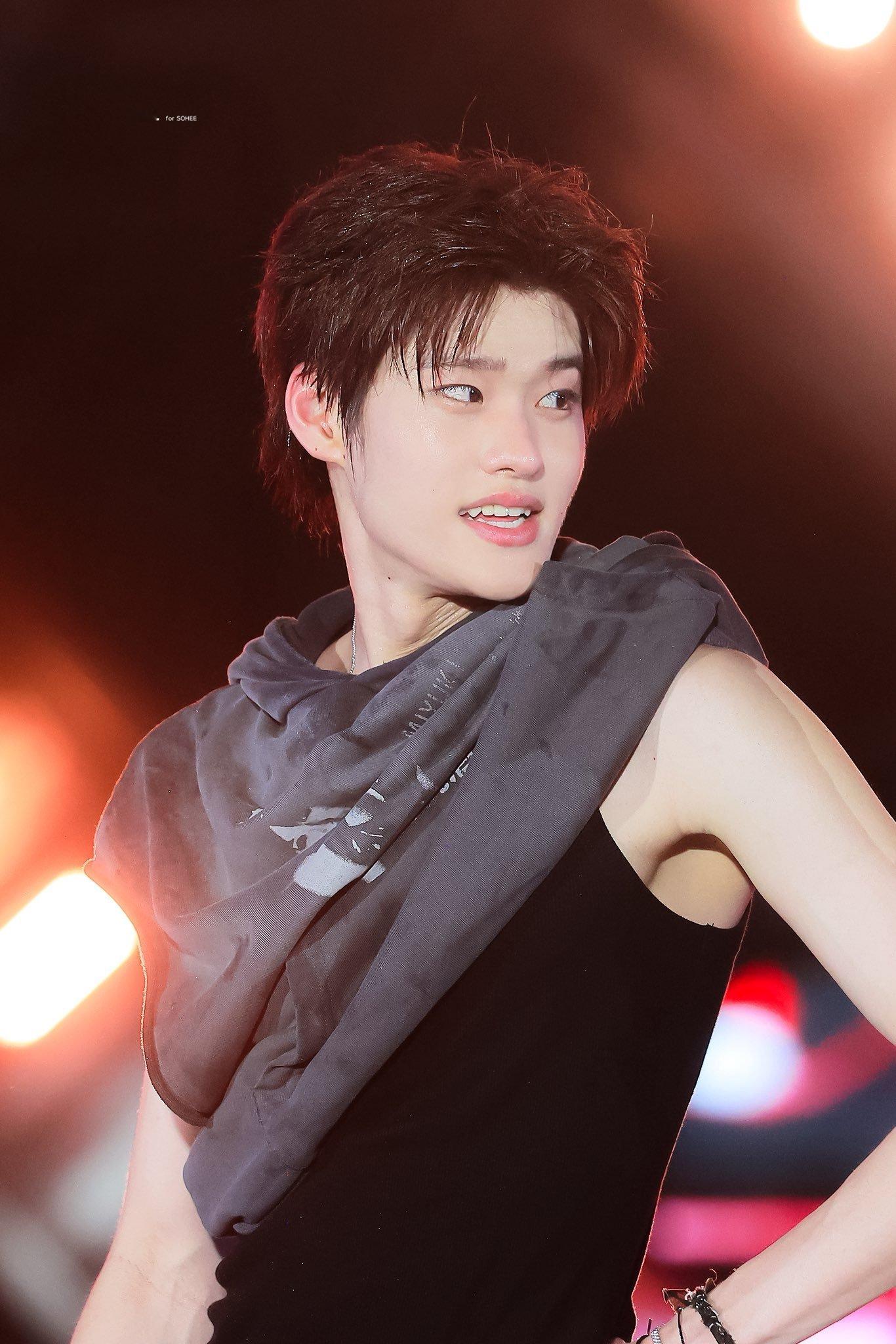 谢谢kick姐送来高清照4张每一张都能看到我们痣多星的漂亮小痣