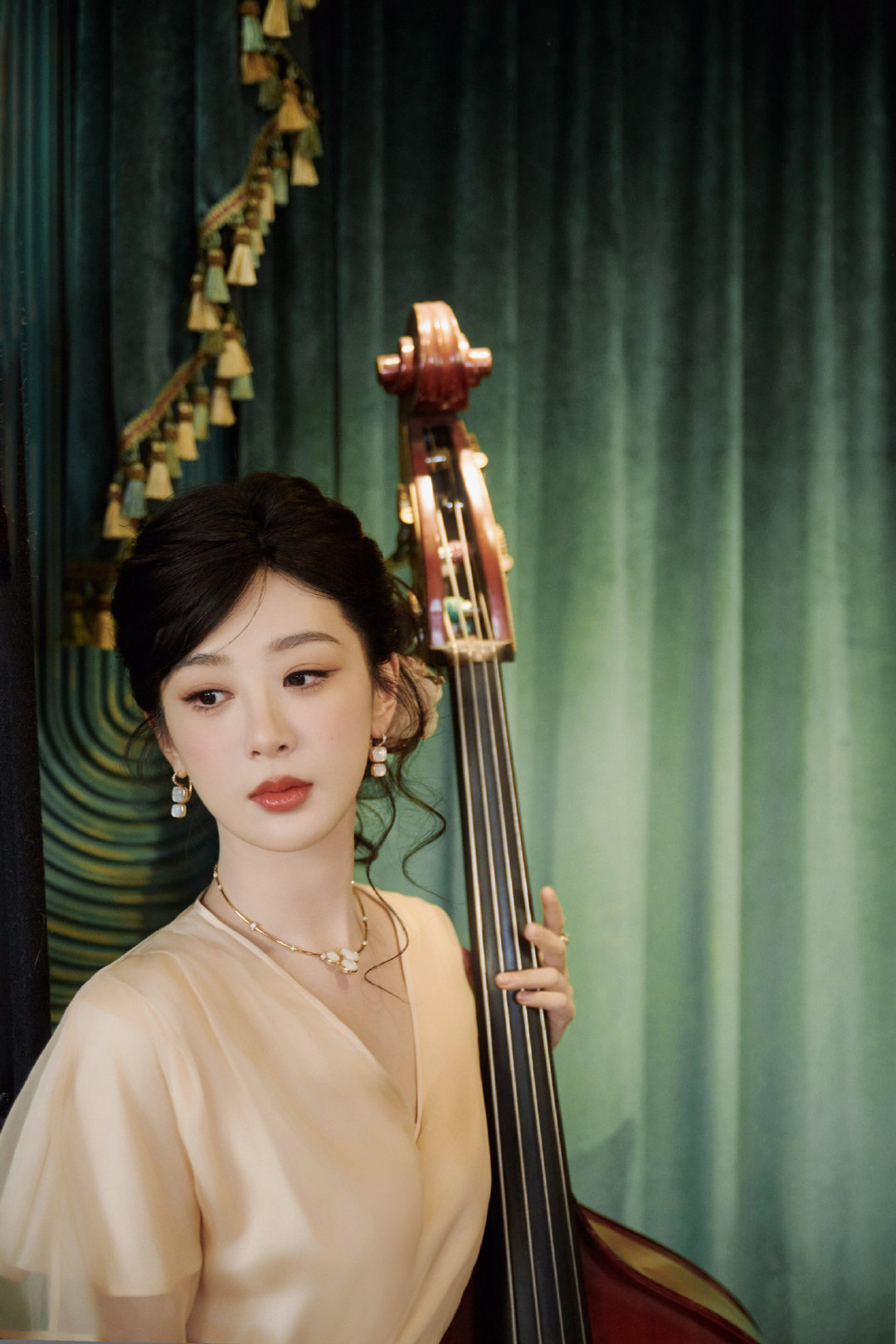 杨紫｜今日品牌活动出图，上身Julien Fournié 2023春夏高定，佩戴