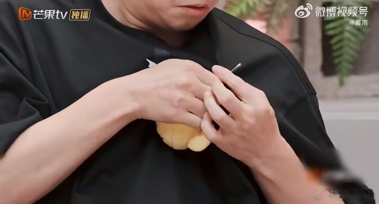 张彬彬让水果痛失本名披荆斩棘 笑不活了，张彬彬在节目里开启水果盲认模式，全程没有