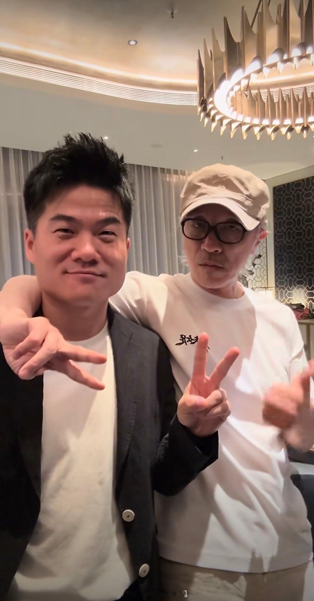 董宇辉成功追星周星驰作为星爷多年老影迷，开播前董宇辉早早做足功课，本想着自己来追