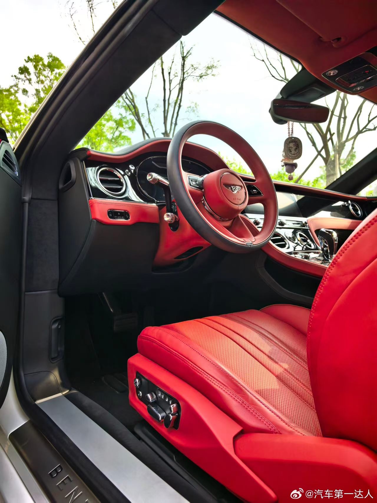 宾利欧陆GT V8，白外/红内 ，24年5800公里 