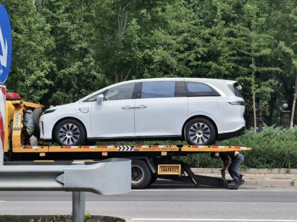 享界V8侧面长这样尺寸很大很跨界 