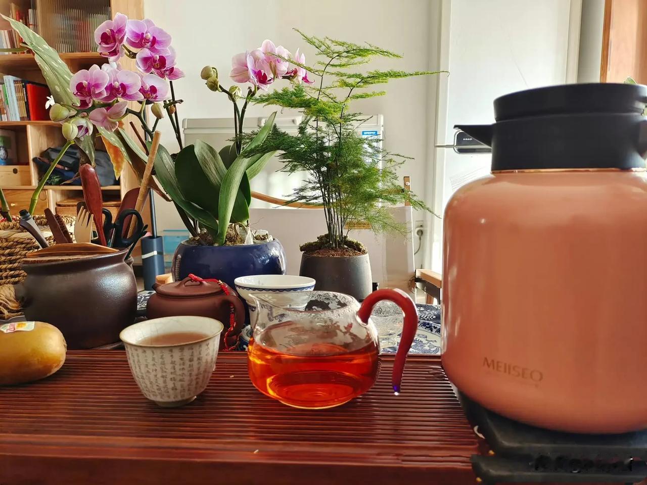 闷泡茶是一种特别适合秋冬天的懒人喝茶法，闷一壶就可以喝一整天，可以满足全家人的喝