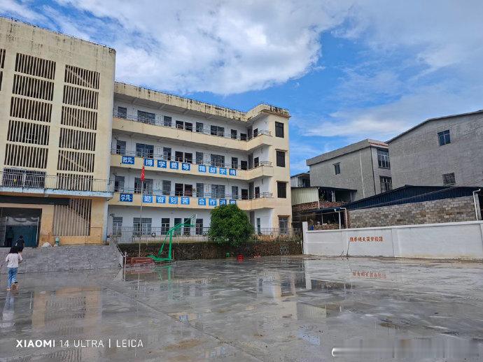 今日，黄晓明明天爱心基金公示携手明天灾后重建爱心捐赠艺人名单，向黄晓明、佟丽娅、
