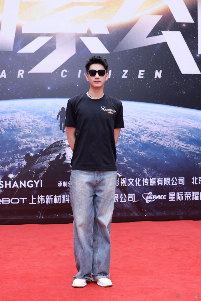 王子奇太阳系公民开机图王子奇新剧开机图王子奇太阳系公民开机图，新剧开机图这么帅，