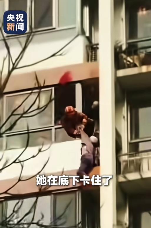 “看哭了！”2月25日，天津，一奶奶身患重病，为了不拖累老伴，竟直接从9楼阳台跳