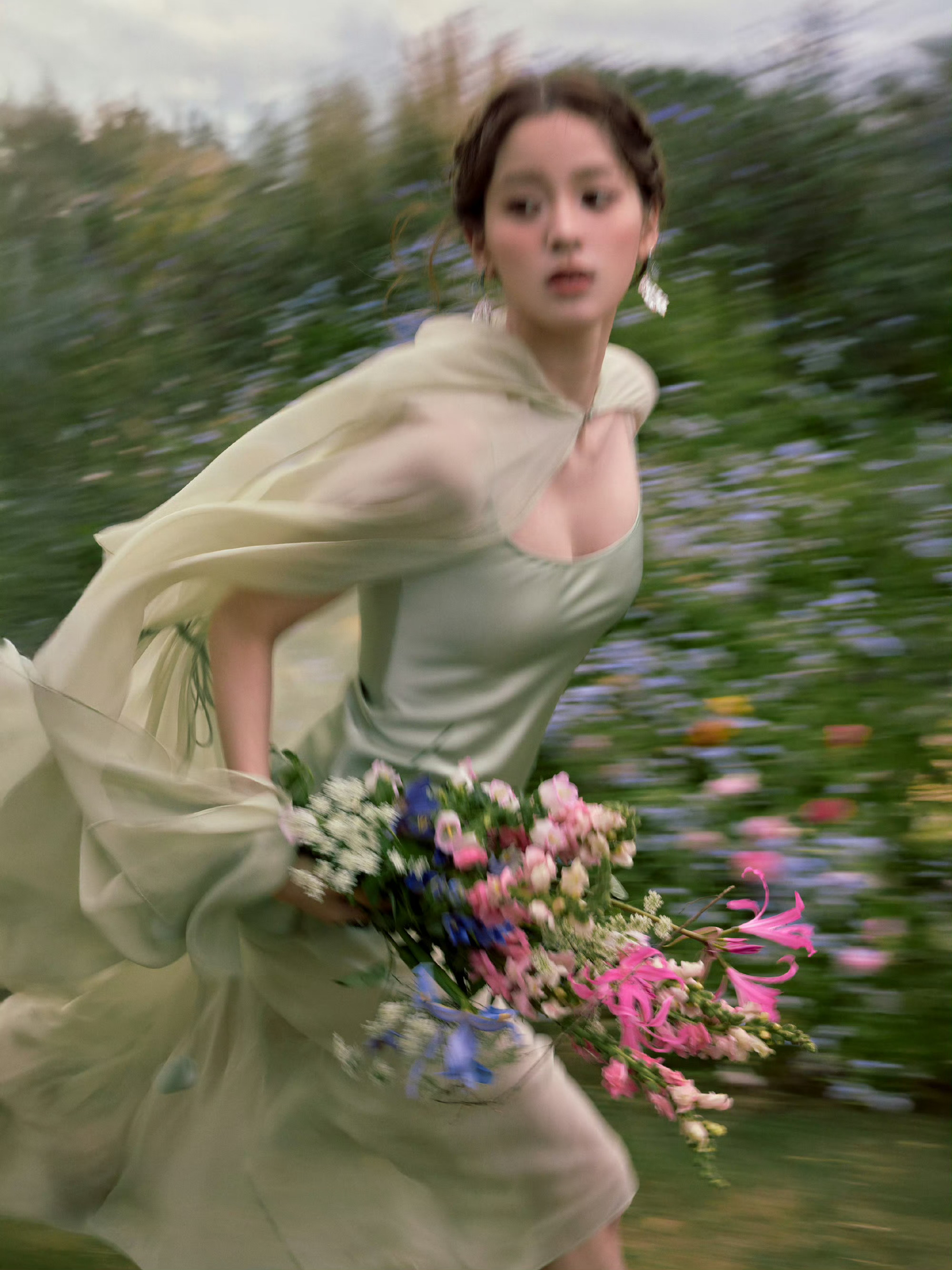 欧阳娜娜vogue出图欧阳娜娜花野间的少女欧阳娜娜花野间的少女，好看，[阴险][