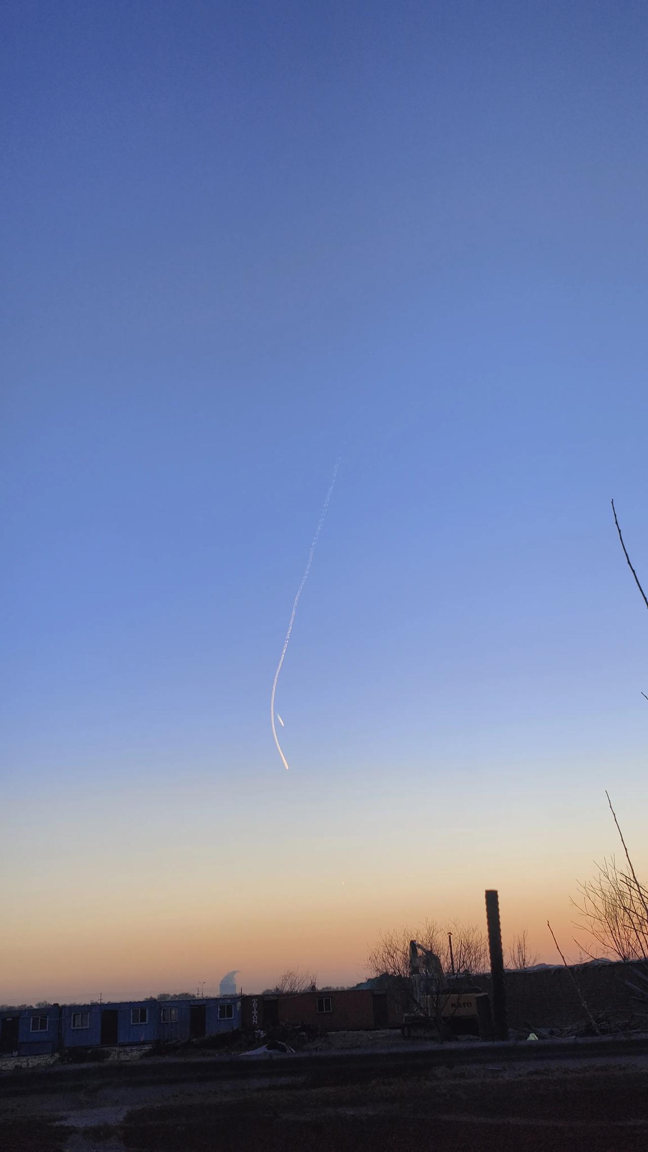 清晨出门，一抬头就瞅见天上有道亮闪闪的“尾巴”，弯弯曲曲跟画儿似的。

天儿从蓝