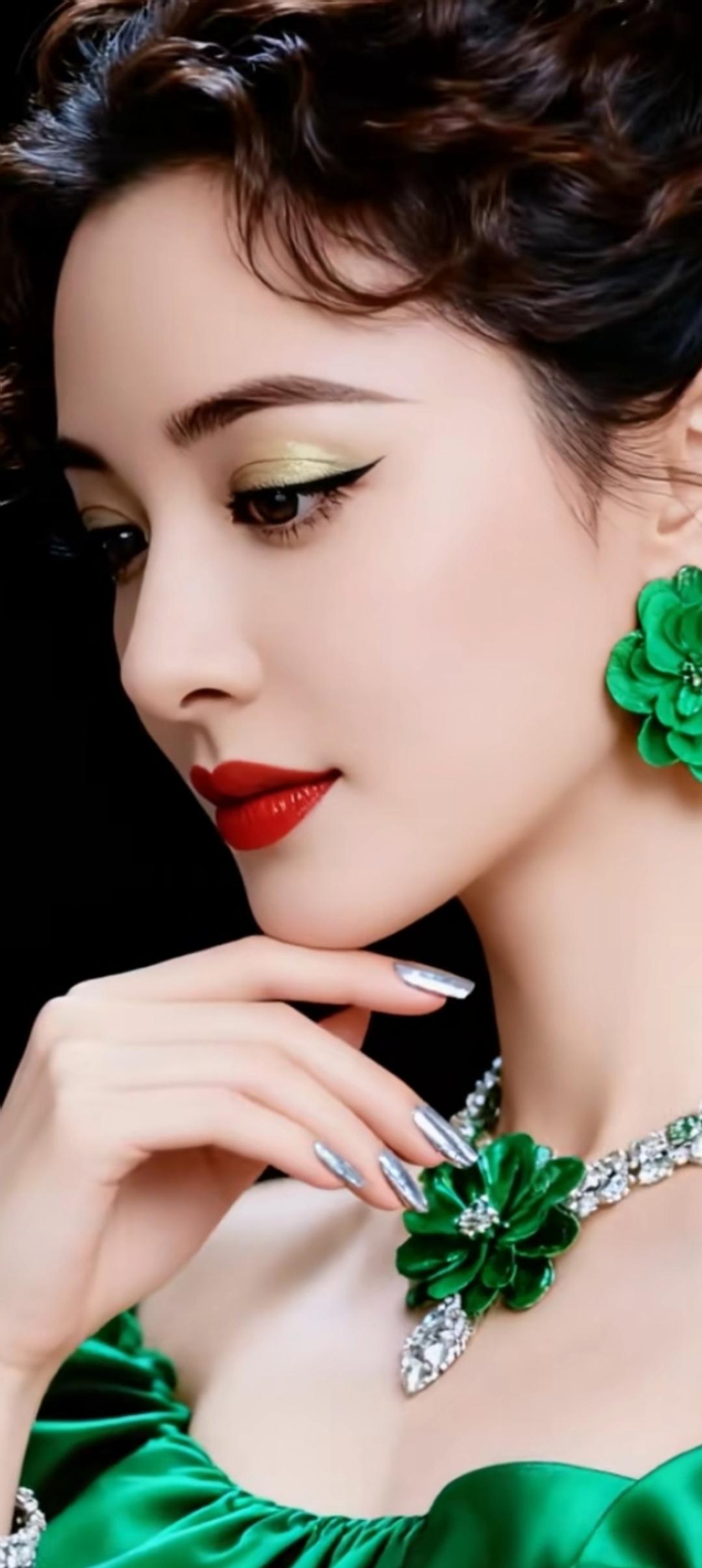 复古红唇与绿宝石的完美碰撞，尽显优雅与奢华。