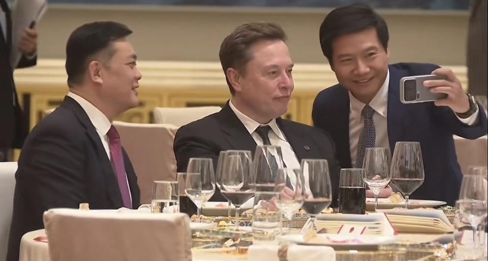 晚宴高光时刻：雷军持小米手机主动自拍，马斯克俏皮互动，中美科技大佬世纪同框纪实