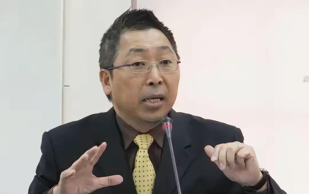 4月1日，郑丽文访陆前夕，台湾资深媒体人唐湘龙在节目中，就两岸定位与郑丽文此行，