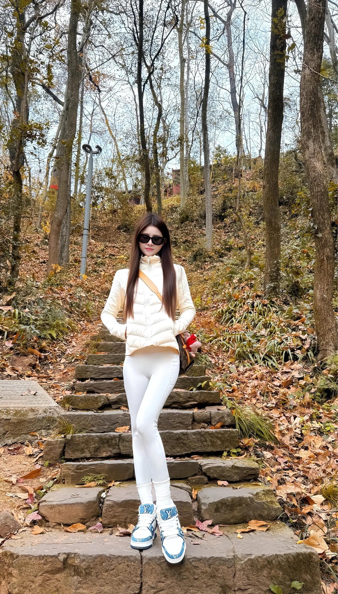 林间石阶上，秋意渐浓时。