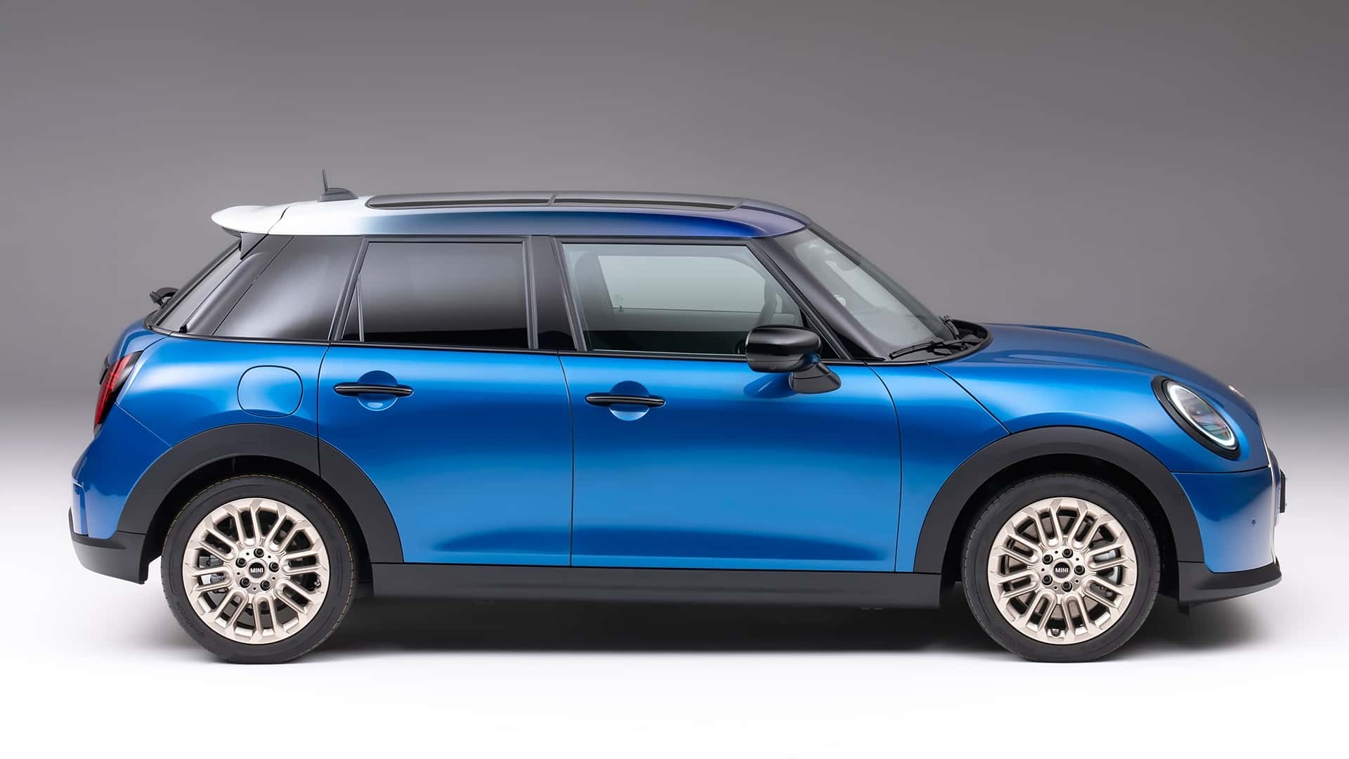 新MINI Cooper推出了五门版本，图1是侧视图，车变长了不“迷你”，加了后