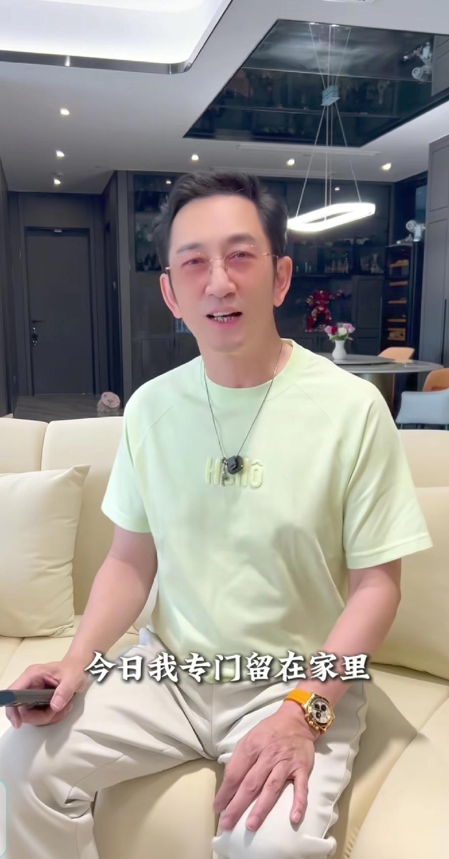 吴启华说:“80年前，我们国家好穷，穷到草鞋行军，穷到用大刀长矛去打战。但我们先
