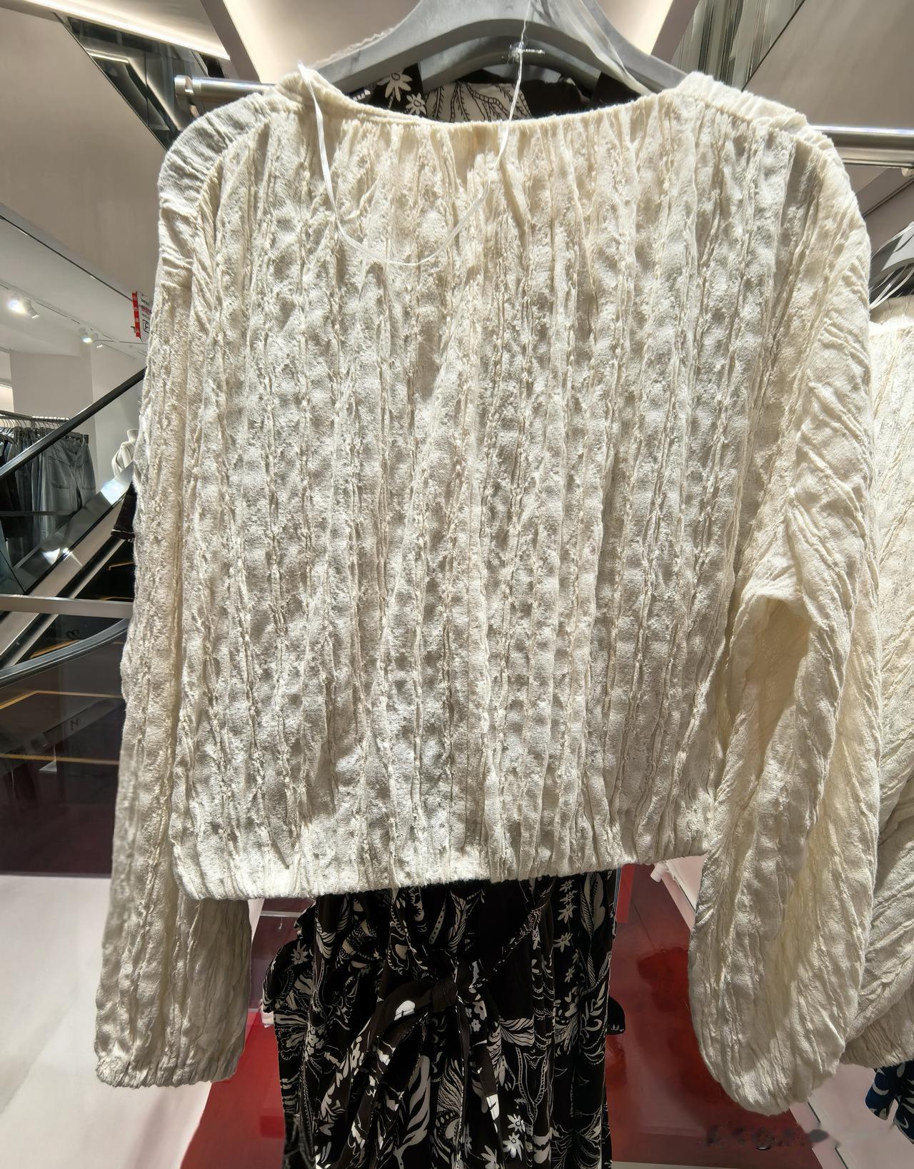 这款宽松慵懒的套头衫（图一），！出自H&M，
是当季的时尚款式，
挂牌价225元