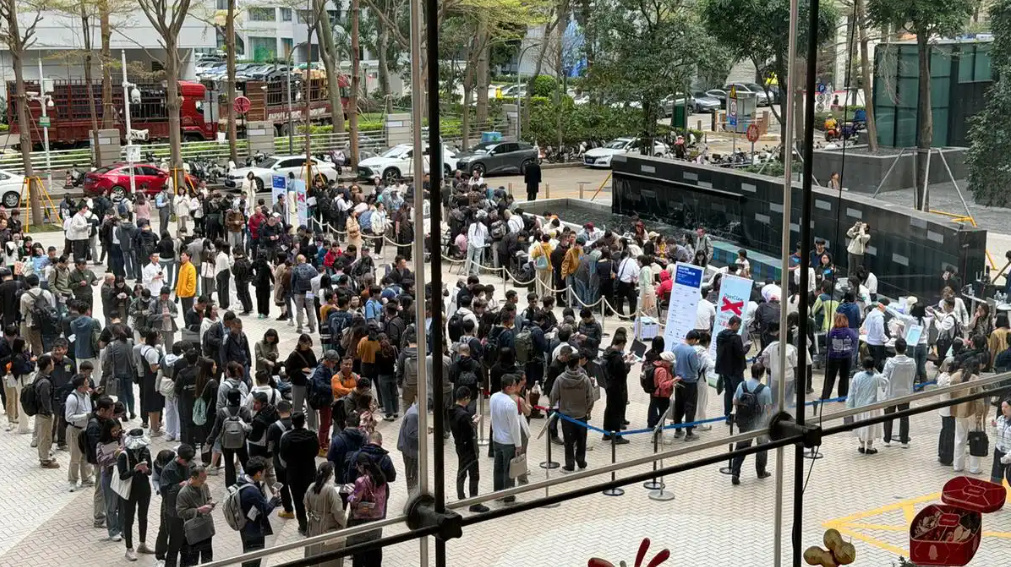 腾讯员工排队装龙虾 大厂牛马装龙虾，最希望帮自己写周报、月报吧。那必须装在自己工